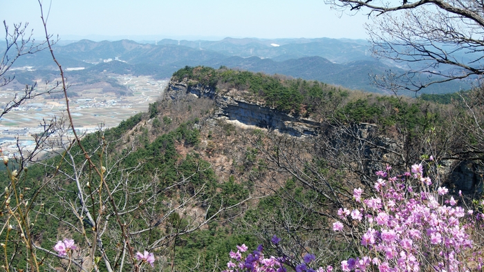 안부 너머는 정상부보다 조금 낮게 다시 북쪽으로 나아가는 벼랑이다. 곽재우 장군이 봉화를 올린 곳이라 하여 통신바위라 불린다.