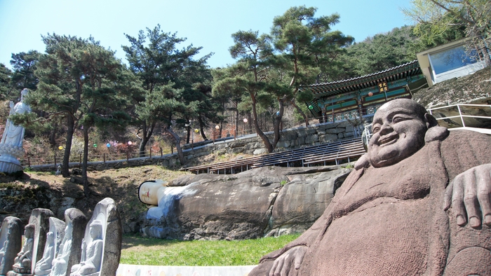 천생사. 수많은 석상과 불상, 수백 개의 돌탑, 자연 바위를 이용해 만든 와불이 특이한 절집이다.