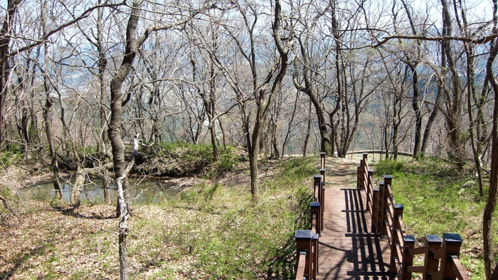 천생산성 암문 근처에 연못이 있다. 성 안에는 군기고 등의 건물과 연못 2개, 우물 등이 있었다고 한다.