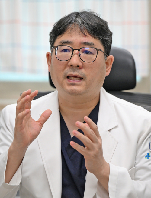 영남대병원 김세윤 교수(소아청소년과)가 소아신경 질환에 대해 설명하고 있다. 이지용기자 sajahu@yeongnam.com