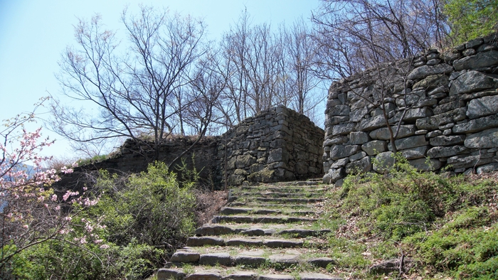 천생산성 북문지. 촘촘한 돌계단 앞에서 나무 계단 길과 북문지를 통과하는 길로 갈라지는데 두 길 모두 정상으로 향한다.