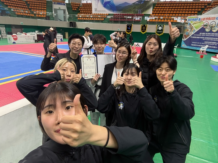 2026 아시안 게임 국가대표 선발대회에서 이은지 선수가 3위로 입상한 가운데 감독과 코치 선수단이 함께 기념사진을 촬영하고 있다. <선수단 제공>