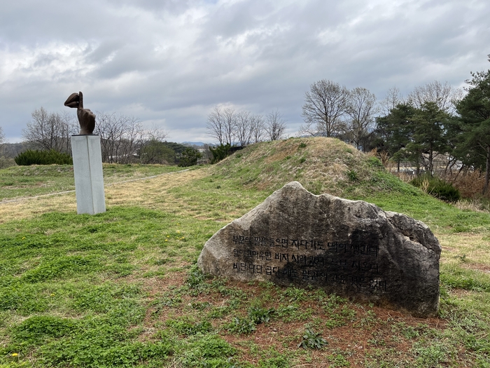 예천군 지보면에 있는 말무덤은 인간이 남긴 언어의 흔적을 되돌아보는 상징적 공간이다. <장석원기자>