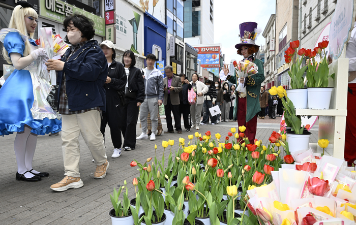 10일 오후 대구 중구 28아트스퀘어에서 열린 튤립 픽업 이벤트에서 이월드 직원들이 시민들에게 튤립을 나눠주고 있다. 이월드는 11일부터 형형색색의 100만 송이 튤립을 튤립 트레블에서 선보인다.
이윤호기자 yoonhohi@yeongnam.com

