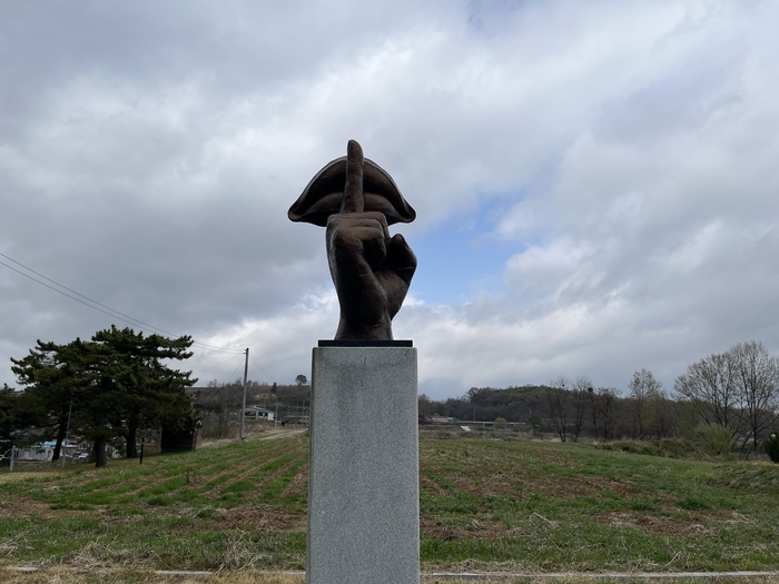 예천군 지보면 대죽리에 있는 말무덤 주변 입에 손가락을 댄 형상은 침묵을 의미하지만, 동시에 말의 책임을 강조하는 상징이다. <장석원기자>