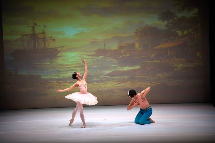 해적은 모험과 액션을 중심으로, 화려한 볼거리를 선사하는 역동적인 작품이다. 사진은 최수연 발레리나(왼쪽)와 박민우 발레리노의 해적의 파드되 모습. <대구문예회관 제공>