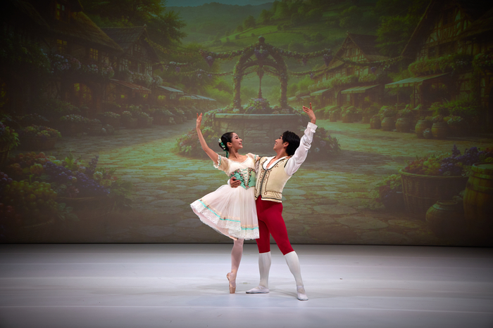 지젤은 비극적인 사랑과 용서를 담은 서정적인 작품이다. 사진은 최수연 발레리나(왼쪽)와 박민우 발레리노의 지젤 1막의 패전트 파드되 모습. <대구문예회관 제공>