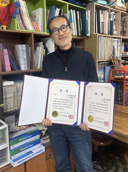 올해 대구연극제 대상을 받은 극단 온누리의 이국희 대표. 온누리는 지난 5일 대구연극제 시상식에서 대상을 비롯해 연출상(이국희), 우수연기상(강영은)을 수상했다. 조현희기자 hyunhee@yeongnam.com