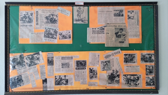 경북대 농업생명과학대학에 자리한 경북대 미식축구팀 사무실 벽면에 영남일보 등 언론에 소개된 지역 미식축구 관련 기사가 스크랩 돼 있다. <임훈기자 hoony@yeongnam.com>