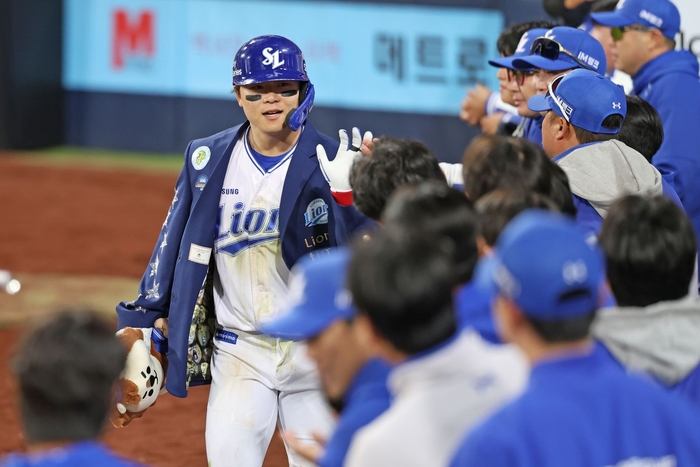 10일 대구삼성라이온즈파크에서 열린 삼성과 NC 경기에서 5회말 솔로포를 쏘아올린 박승규가 더그아웃에서 동료들과 하이파이브 하고 있다.<삼성 라이온즈 제공>