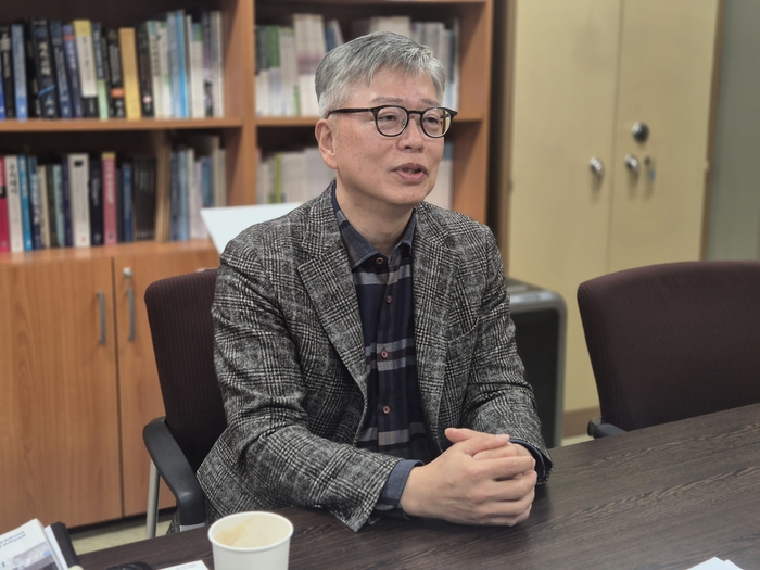 양승한 경북대(기계공학부) 교수가 한국로봇산업진흥원 유치 전후 사정에 대해 설명하고 있다. 이승엽기자