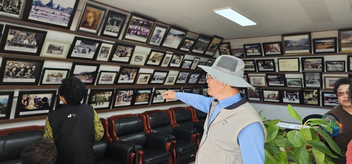 마을의 역사가 담긴 사진전시관, 박 이장은 명절날 가족 친지들이 오면 이곳을 꼭 찾는다고 한다. 오래된 사진 속에 조상들의 생생한 모습을 찾는 즐거움이 있는 곳이라고 설명한다. <석현철 기자>