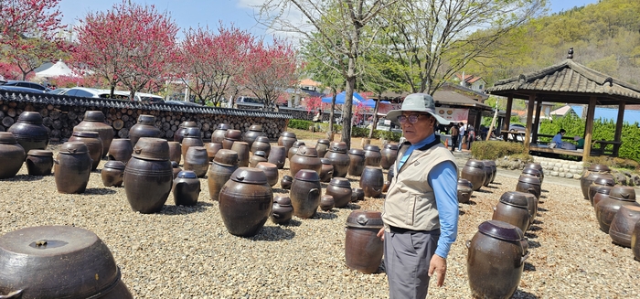 집집마다 빠짐없이 기증한 장독대로 장 담그기 사업을 통해 마을의 수익사업으로 이어지고 있다. <석현철 기자>