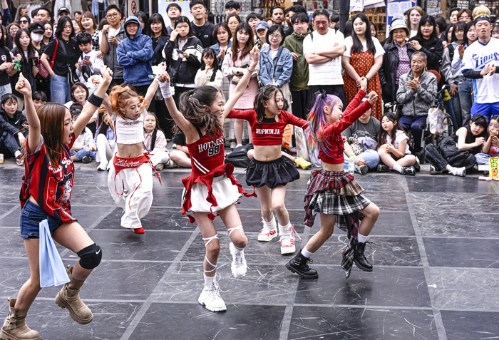 12일 대구 중구 동성로 28아트스퀘어에서 열린 LMS 댄스 버스킹 in 동성로에서 청소년 댄서들이 K-팝 음악에 맞춰 역동적인 퍼포먼스를 선보이고 있다. 대구경북스트릿댄스협회가 주최한 이번 행사는 동성로 상권 활성화와 시민 참여형 문화 확산을 위해 마련됐다.
이현덕기자 lhd@yeongnam.com 