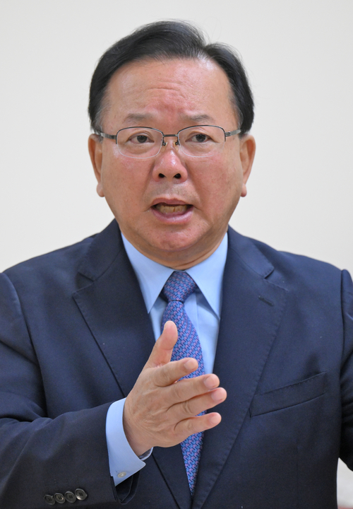 김부겸 대구시장 선거 예비후보가 지난 12일 영남일보와의 인터뷰에서 대구경북 통합과 신공항 건설에 대한 견해를 피력하고 있다. 
이지용기자 sajahu@yeongnam.com