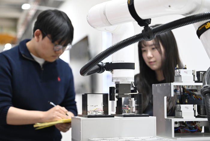 지난 8일 오후 대구 북구 한국로봇산업진흥원을 찾은 경북대 로봇신소재공학과 대학원생들이 인쇄회로기판 및 전자부품 실장기판 코팅제 도포 공정을 살펴보고 있다.
이윤호기자 yoonhohi@yeongnam.com