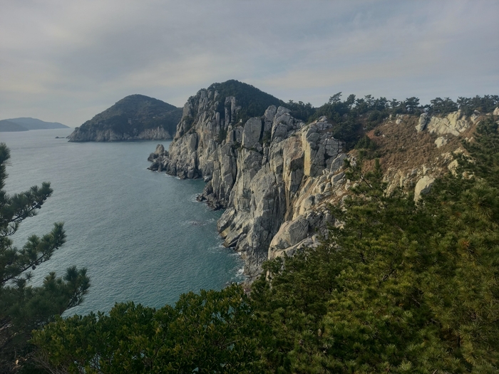 연화도의 비경 중 하나인 해식애. 만물상으로 보는 시각에 따라 천태만상의 형상을 볼 수 있다.