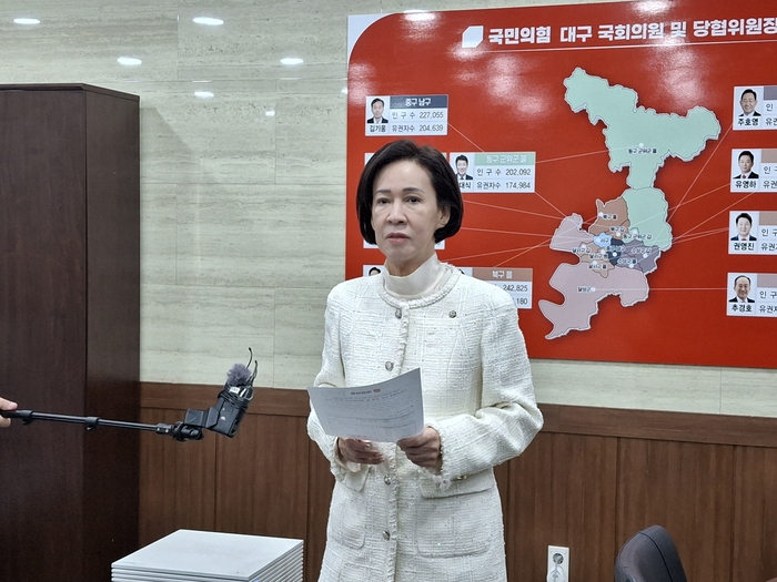 국민의힘 대구시당 공관위원장인 이인선(대구 수성구을) 의원은 12일 오후 국민의힘 대구시당사에서 경선 결과를 발표하고 있다. 장태훈 기자 hun2@yeongnam.com