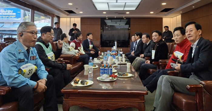 대구시장 출마를 선언한 국민의힘 후보들이 이날 오전 대구 스타디움에서 열린 제19회 영남일보 국제 하프마라톤대회에 참석해 대회 시작전 담소를 나누고있다. 장태훈 기자 hun2@yeongnam.com