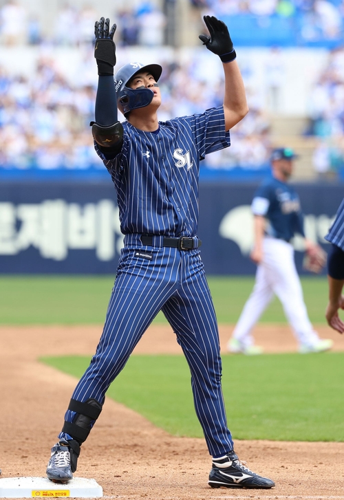 12일 대구삼성라이온즈파크에서 열린 삼성 NC 경기 2회말 3루타를 기록한 구자욱이 세리머니 하고 있다.<삼성 라이온즈 제공>