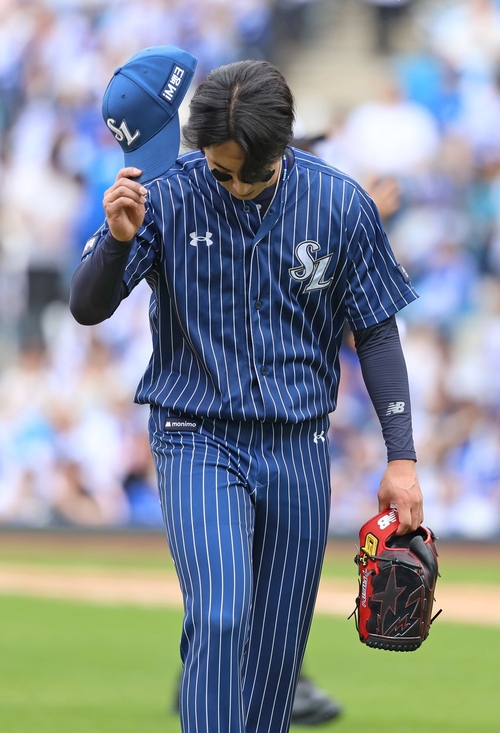 12일 대구삼성라이온즈파크에서 열린 삼성과 NC의 경기에서 3⅔이닝을 던진 원태인이 마운에서 내려오면서 관람객들에게 인사하고 있다.<삼성 라이온즈 제공>