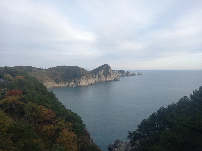 연화도 보덕암에서 바라본 통영 8경인 용머리해안. 뛰어난 비경으로 명성이 높다.