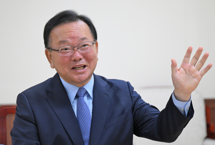 더불어민주당 김부겸 대구시장 후보가 12일 영남일보와의 인터뷰에서 대구경북 통합과 신공항 건설에 대한 자신의 견해를 피력하고 있다.
이지용기자 sajahu@yeongnam.com