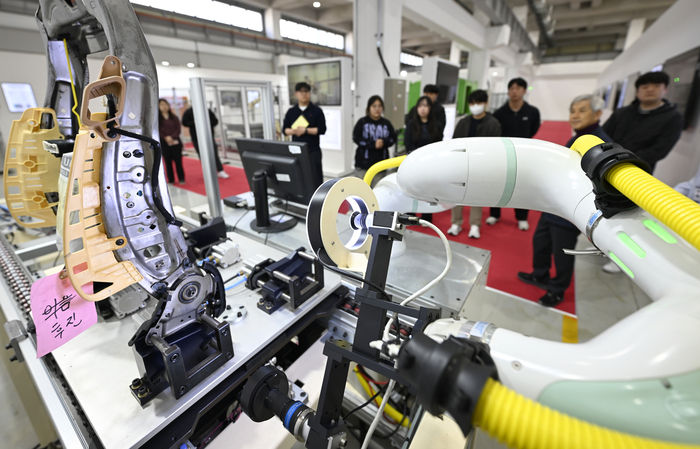 지난 8일 오후 대구 북구 한국로봇산업진흥원을 찾은 경북대 로봇신소재공학과 대학원생들이 다관절로봇 활용 다중포인트 누락여부 검사 공정을 살펴보고 있다.
이윤호기자 yoonhohi@yeongnam.com