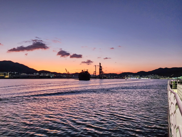 세계 미항에 들어가는 통영항의 일몰. 통영 앞바다와 금빛 노을 시가지가 야광빛에 꿈결같이 아름답다.