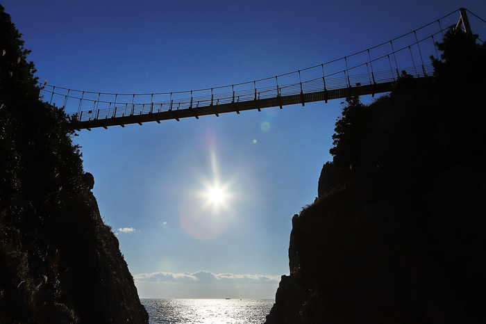 용머리해안으로 가는 트레킹 로드에서 본 연화도 출렁다리. 햇빛의 환상 같다.