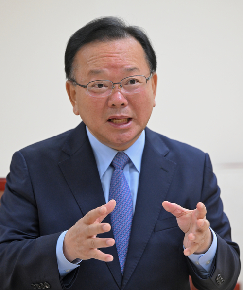 더불어민주당 김부겸 대구시장 후보가 12일 영남일보와의 인터뷰에서 대구경북 통합과 신공항 건설에 대한 자신의 견해를 피력하고 있다.
이지용기자 sajahu@yeongnam.com