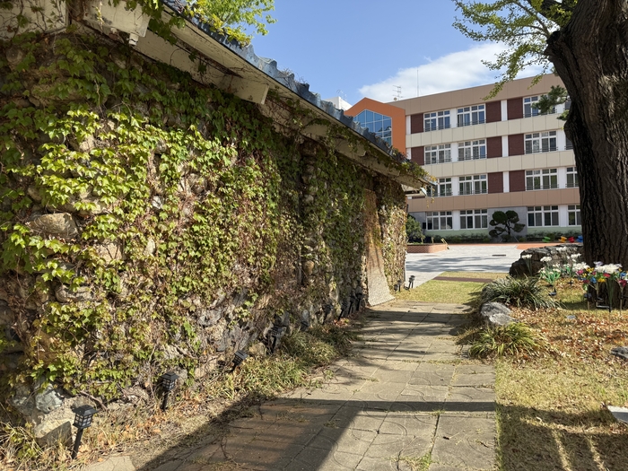 운동장 옆 매점 건물은 6·25 전쟁 당시 참전한 에티오피아 군인들의 막사로 사용됐다. 김종윤기자