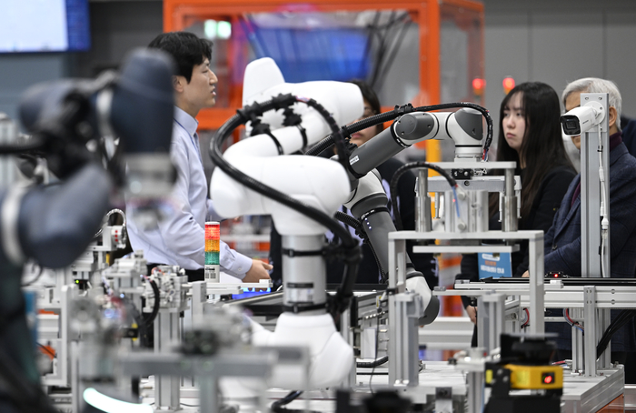 지난 8일 오후 대구 북구 한국로봇산업진흥원을 찾은 경북대 로봇신소재공학과 대학원생들이 커넥터 체결/PCB 조립 공정을 살펴보고 있다.
이윤호기자 yoonhohi@yeongnam.com