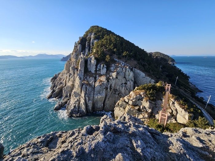 연화봉에서 용머리해안으로 가는 돼지목 협곡의 비경과 남색 바다. 환상적인 풍경이다.