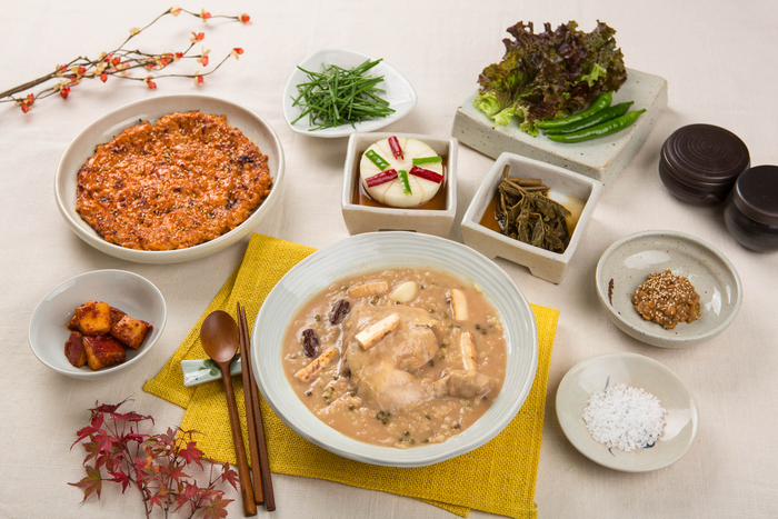 탄산과 철분이 풍부한 달기약수나 신촌약수로 끓여낸 닭백숙과 닭가슴살을 다져 숯불에 구워낸 닭불고기. <청송농업기술센터 제공>