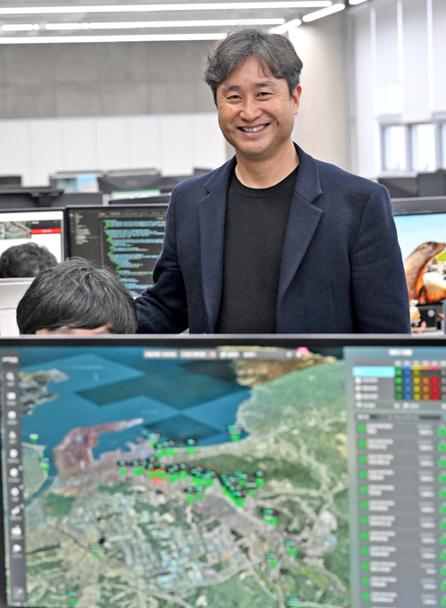 디지털 트윈 기술 기업인 이지스의 김성호 이사회 의장.  김 의장은 디지털 트윈은 현실에 물리적으로 존재하는 사물을 가상환경에서 만들어 최적의 대안을 제시하는 것을 목표로 하는 기술이라고 설명했다.
이지용기자 sajahu@yeongnam.com