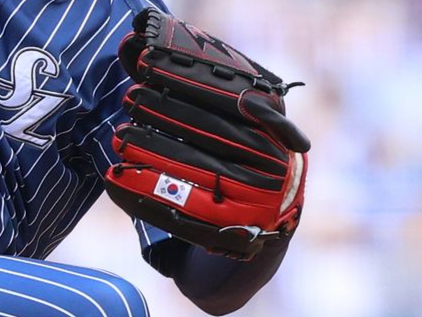 12일 대구삼성라이온즈파크에서 열린 삼성과 NC의 경기에서 선발로 나선 원태인의 글러브에 붙어있는 태극기.<삼성 라이온즈 제공>