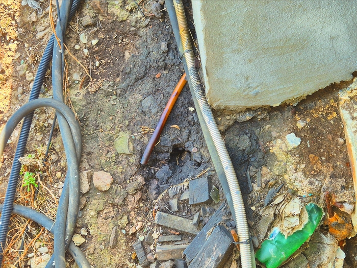 독도경비대 건물 뒷쪽에 설치된 유류 탱크에서 기름이 유출돼 토양이 오염돼 있다. 홍준기 기자