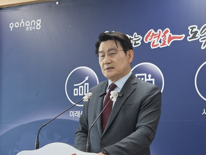 박승호 예비후보가 13일 박용선 국민의힘 포항시장 예비후보를 비판하며 10만 시민 서명운동 계획을 발표하고 있다. <전준혁기자>