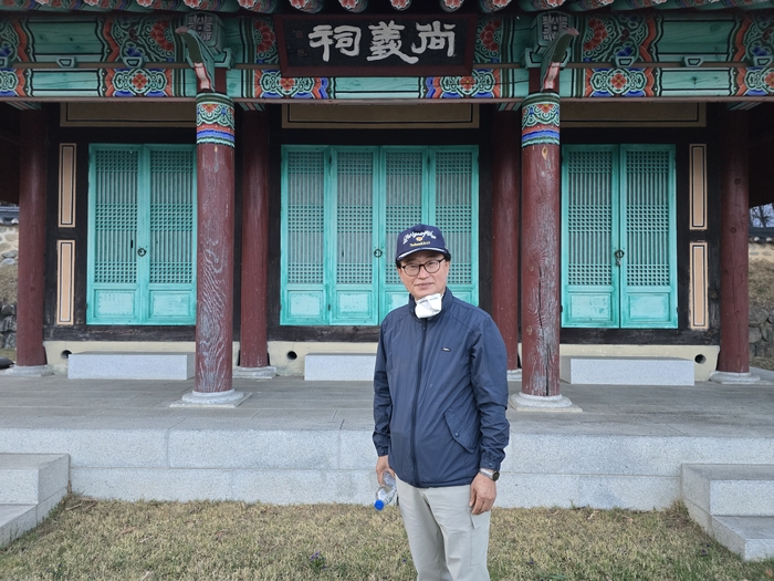 김혁종 월암서원보존회 원장이 사육신 하위지, 생육신 이맹전, 고려 공양왕 때 문신 김주의 위패가 모셔진 상의사 앞에 서 있다. <박용기 기자>