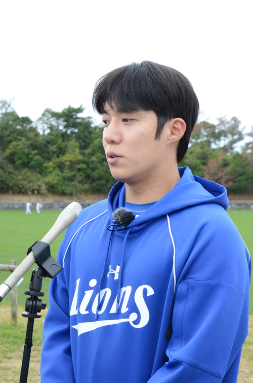 지난 2월 20일 일본 오키나와 아카마 구장 잔디밭에서 삼성 라이온즈 원태인이 WBC 대표팀 합류 불발과 관련한 기자회견을 하고 있다. 임훈기자 hoony@yeongnam.com