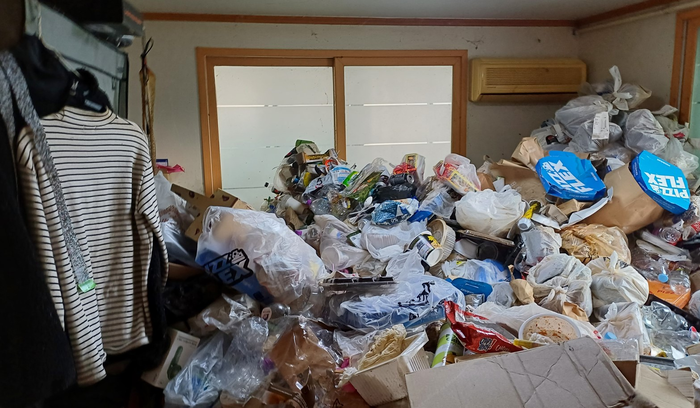 김은미(가명) 씨가 은둔 생활 당시 머물던 집 내부 모습. 집주인의 신고를 받은 대구 남구 대명9동행정복지센터는 주거환경 정비와 복지서비스를 연계했고, 김 씨는 이후 은둔 상태에서 벗어나 현재 직장 생활을 하고 있다. 남구청 제공