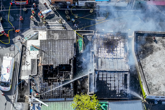 13일 경산시 중방동의 한 단독주택에서 화재가 발생해 소방당국이 진화 작업을 벌이고 있다. 소방당국은 이날 오후 2시58분 초진을 마쳤으며, 1명이 숨진 가운데 화재 원인과 정확한 피해 규모를 조사하고 있다.
이현덕기자 lhd@yeongnam.com 