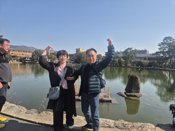 지난달 말 일본 나라현 사루사와이케에서 정태희(왼쪽)·이태원씨 부부가 기념촬영을 하고 있다. <이준형씨 제공>