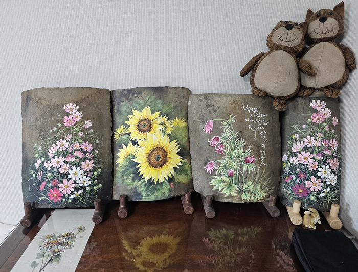 도영숙씨가 기왓장에 그린 꽃그림들. 문순덕 시민기자