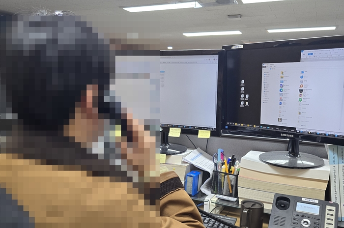 영주시청 공무원이 전화를 받고 았다. 기사와는 무관. <권기웅기자>