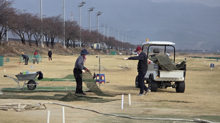문경 영강천 파크골프장에서 파크골프협회 관계자들이 전국대회를 앞두고 코스 정비작업을 진행하고 있다. 강남진기자
