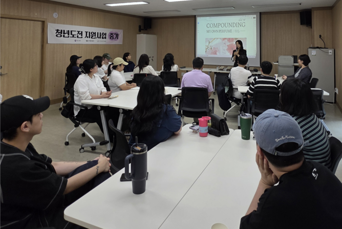 박명찬(가명) 씨가 대구 동구 고립·은둔청년 지원 프로그램 청년도전 지원사업의 조향 수업에 참여하고 있다. 박 씨는 이 수업을 계기로 진로를 정해 대구한의대 향장산업학과에 진학했다. 대구 동구청 제공