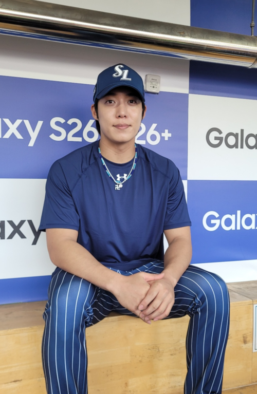 삼성 라이온즈 투수 원태인이 지난 12일 대구삼성라이온즈파크에서 열린 삼성과 NC의 경기 직후 3루 더그아웃에서 영남일보를 비롯한 취재진과 인터뷰 하고 있다. 임훈기자 hoony@yeongnam.com