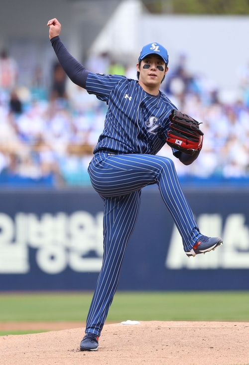 12일 대구삼성라이온즈파크에서 열린 삼성과 NC의 경기에서 선발로 나선 원태인이 태극기가 붙은 글러브를 낀 채 투구하고 있다.<삼성 라이온즈 제공>